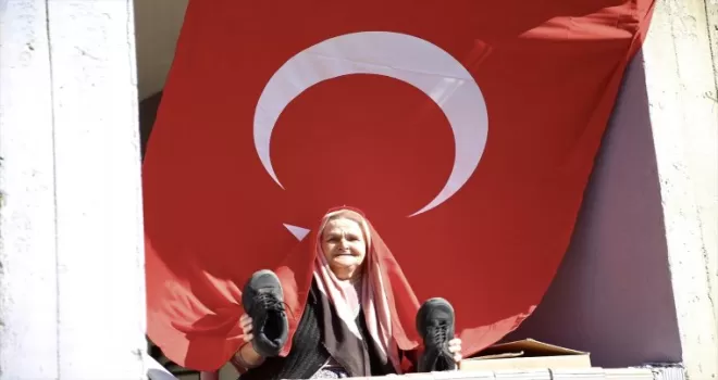 Maden kazasında kaybettiği oğlunun ayakkabılarını elinden bırakmıyor