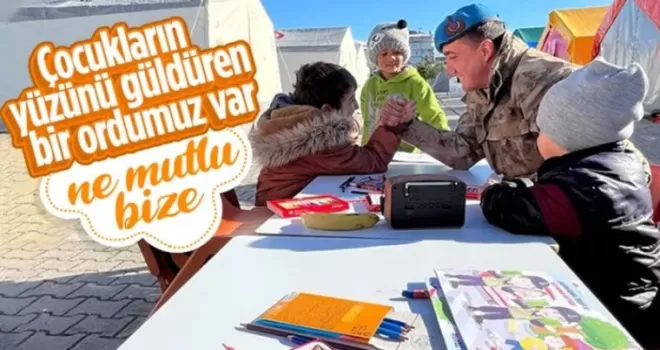 Mehmetçik Malatya’daki depremzede çocuklarla oyun oynadı