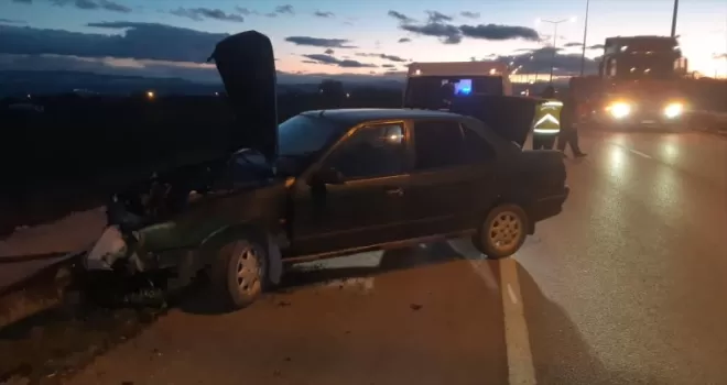 Merzifon’da bariyere çarpan otomobilin sürücüsü yaralandı