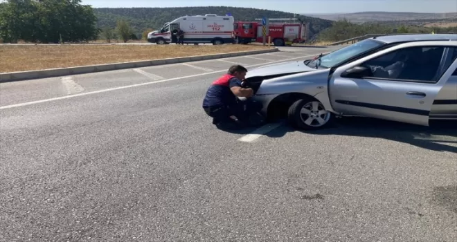 Merzifon'da bariyere çarpan otomobilin sürücüsü yaralandı
