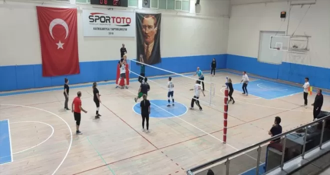 Merzifon'da öğretmenler arası voleybol ve dart turnuvaları düzenlendi