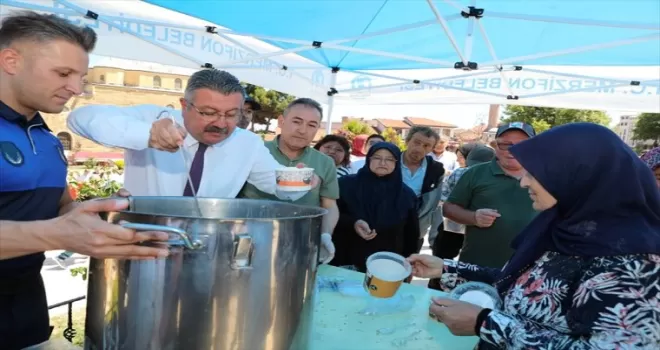 Merzifon’da vatandaşlara aşure dağıtıldı