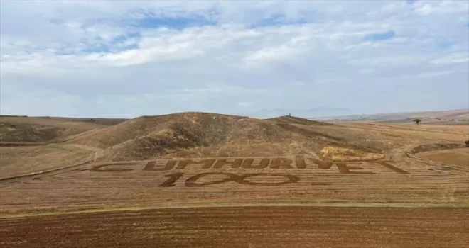 Merzifonlu çiftçi tarlasına traktörle “Cumhuriyet“ yazdı
