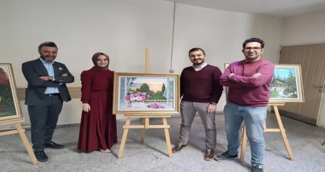 Mikrobiyoloji uzmanı bakterilerden yaptığı resimleri hastanede sergiliyor