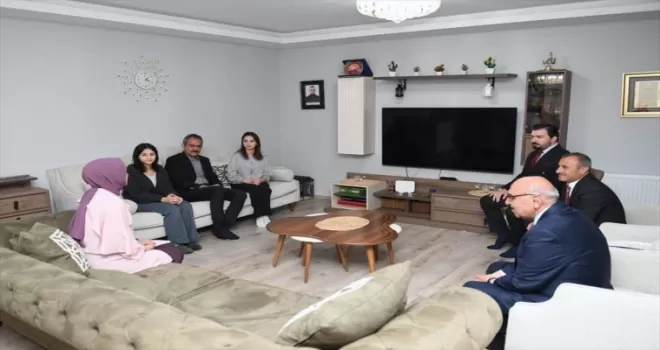 Milli Eğitim Bakanı Özer, şehit ailesini ziyaret etti
