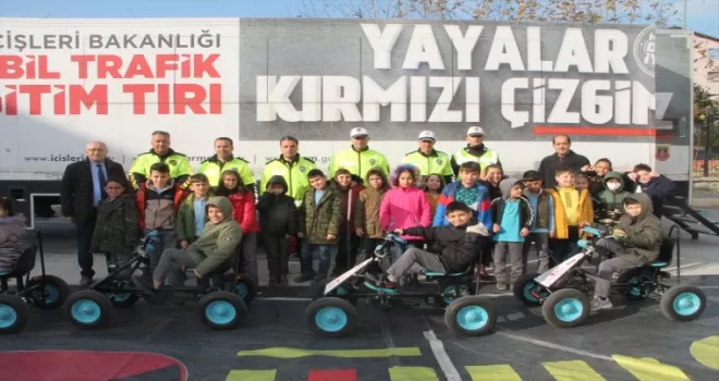 Mobil Trafik Eğitim Tırı Amasya'da öğrencileri bilgilendirdi