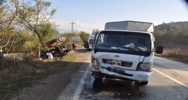 Mudurnu'da kamyonetin çarpmasıyla devrilen traktörün sürücüsü yaralandı