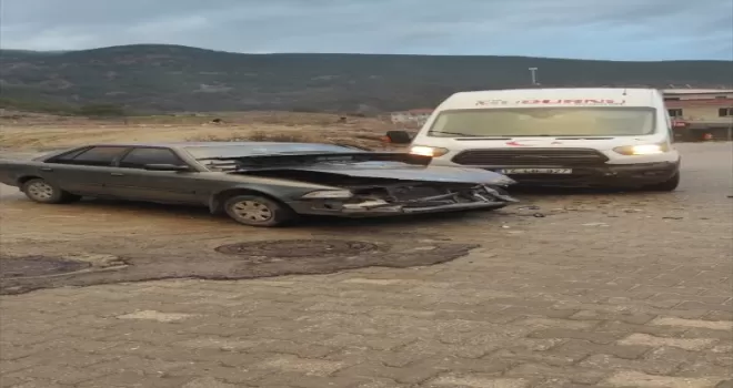 Mudurnu'da minibüsle çarpışan otomobildeki 2 kişi yaralandı