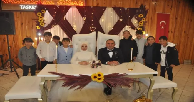 Mudurnu'da öğrenciler öğretmenlerini düğününde yalnız bırakmadı