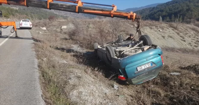 Mudurnu’da şarampole devrilen otomobildeki karı koca yaralandı