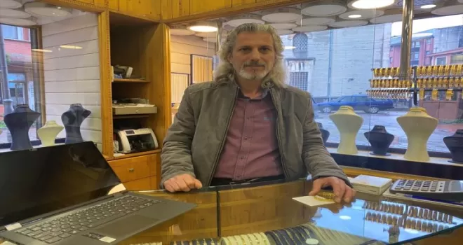 Müşteri gibi girdiği kuyumcuya not bırakıp bilezik çalan zanlı yakalandı