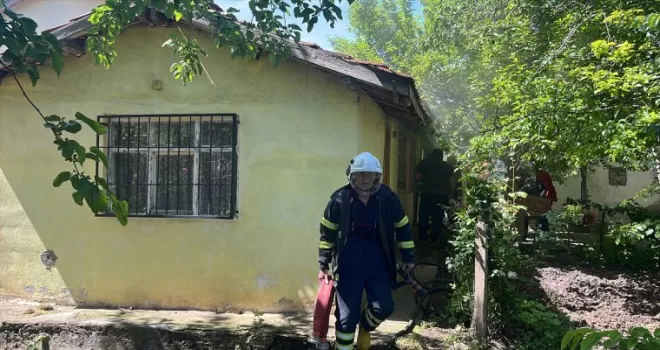 Niksar’da çıkan yangında tek katlı evde hasar oluştu