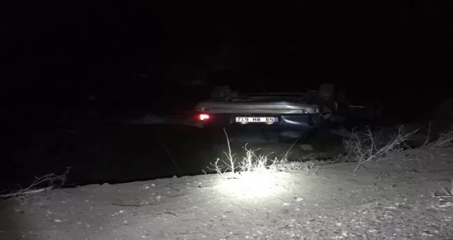 Niksar’da dereye devrilen otomobilin sürücüsü yaralandı