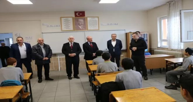 Of Kaymakamı Demirer ortaokulda incelemelerde bulundu
