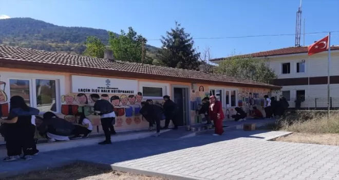 Öğrenciler Laçin Halk Kütüphanesi’nin duvarlarını resimlerle süsledi