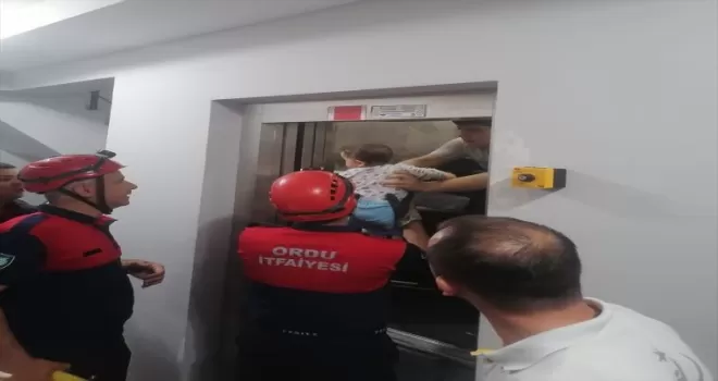 Ordu’da asansörde mahsur kalan aileyi itfaiye kurtardı