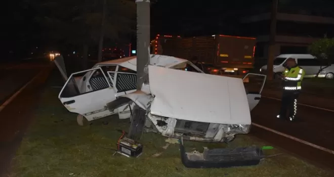 Ordu’da aydınlatma direğine çarpan otomobildeki 3 kişi yaralandı