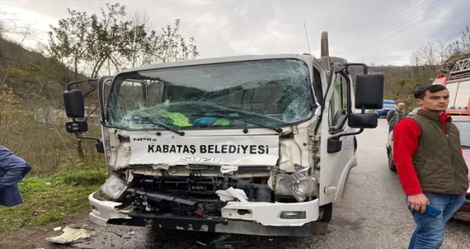 Ordu'da çöp kamyoneti ile kamyonun çarpıştığı kazada 2 kişi yaralandı