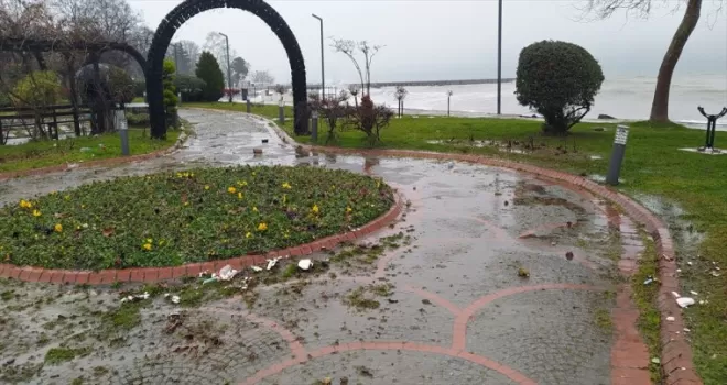 Ordu'da dalgalar sahilde çocuk parkına zarar verdi