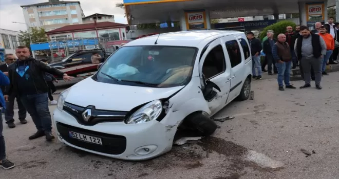 Ordu'da hafif ticari araçların çarpıştığı kazada 2 kişi yaralandı