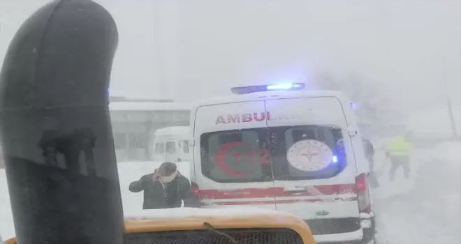 Ordu'da hasta kadın kepçeyle ambulansa taşındı
