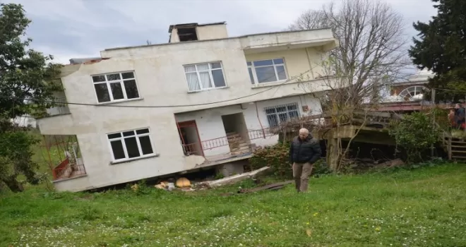Ordu’da heyelan nedeniyle bir bina yan yattı