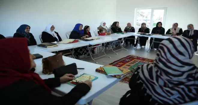 Ordu’da kadınlar köy yaşam merkezindeki kursta Kur’an-ı Kerim öğreniyor
