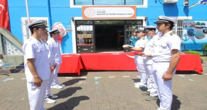 Ordu’da mezun öğrenciler diplomalarını yüzerek aldı