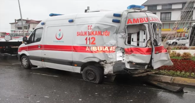 Ordu’da tır, ambulans ve minibüsün karıştığı kazada 2 kişi yaralandı