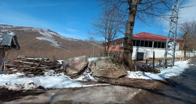 Ordu’da yamaçtan kopan kaya parçaları eve zarar verdi