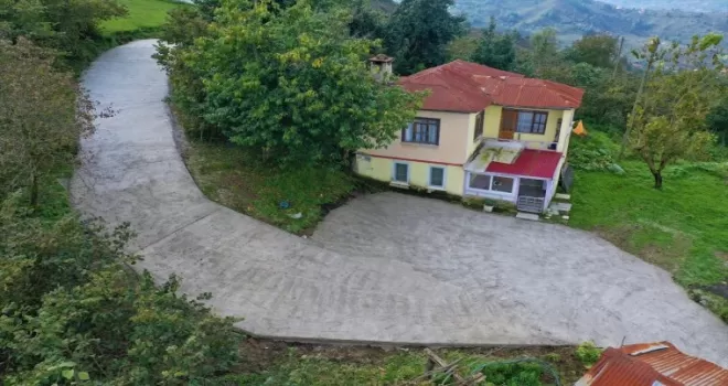 Ordu'da yaşlı hastanın evinin yolu belediye ekiplerince yapıldı