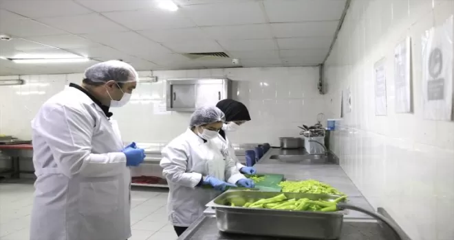 Ordu Gençlik ve Spor Müdürü Genç, öğrencilerle yurt mutfağında yemek hazırladı
