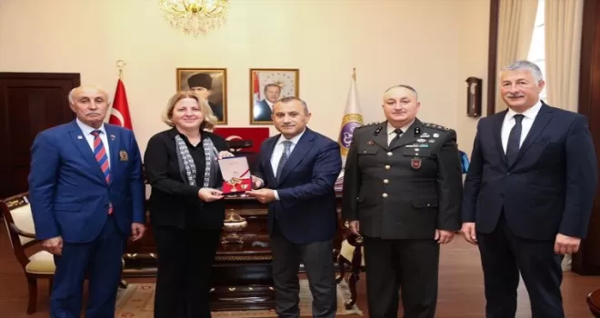 Ordulu Kore Gazisi Murat Tübey'in madalya ve beratını kızı aldı