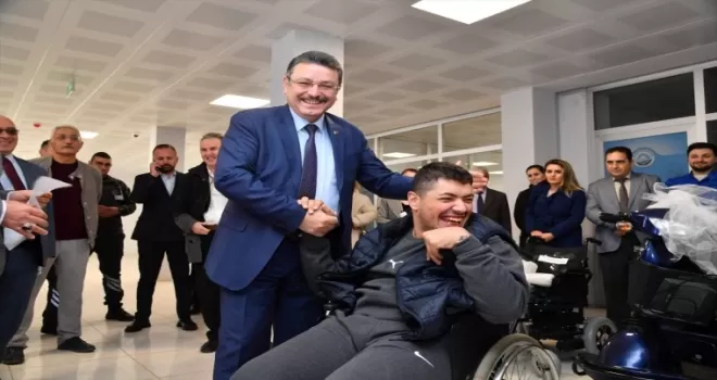 Ortahisar Belediyesi El Hattap Derneği'nin desteğiyle akülü araç dağıttı