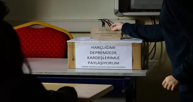Ortaokul öğrencileri harçlıklarını depremzedelere gönderdi