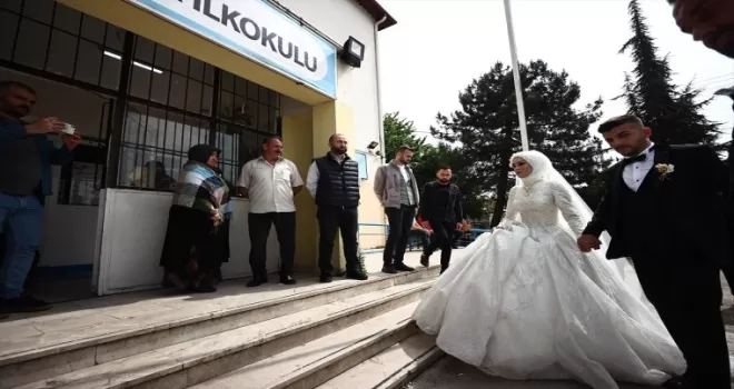 Oy kullanmaya gelinlik ve damatlıkla geldiler