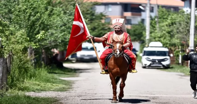 Oyunu kullanmaya yeniçeri kıyafeti ve atla geldi