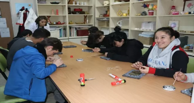 Özel öğrenciler atık malzemeleri hediyelik eşyaya dönüştürüyor