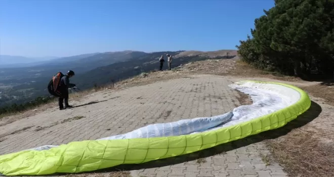 Paraşüt tutkunları Abant’ta atlayış yaptı
