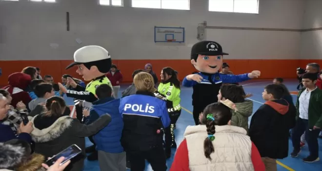 Polis maskotu "Kanka" ve "Şahin" özel çocuklarla halk oyunları oynadı