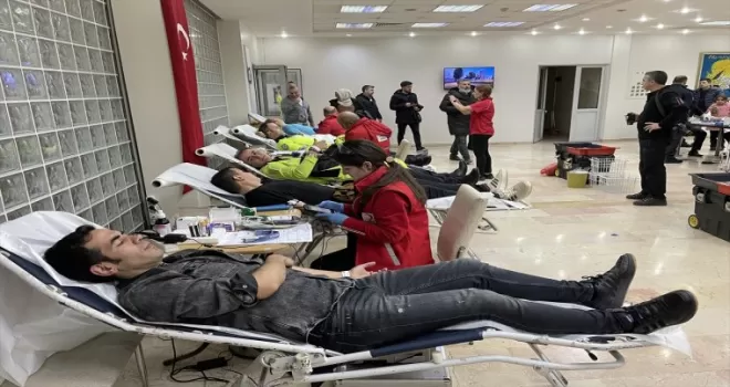 Polisler, Bolu’da Türk Kızılaya kan bağışında bulundu
