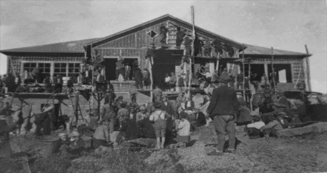 Restore edilen tarihi okul önünde 90 yıl önceki fotoğraf yeniden çektirildi
