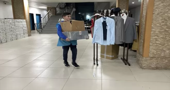 Rize’de 13 yaşındaki Abdülkerim sosyal markette depremzedelere destek oluyor