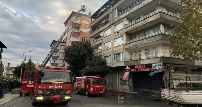 Rize’de beş katlı binanın çatısında çıkan yangın hasara yol açtı
