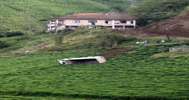 Rize'de çay bahçesine devrilen hafriyat yüklü kamyonun sürücüsü yaralandı