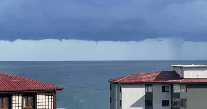 Rize’de denizde çıkan hortum cep telefonuyla görüntülendi