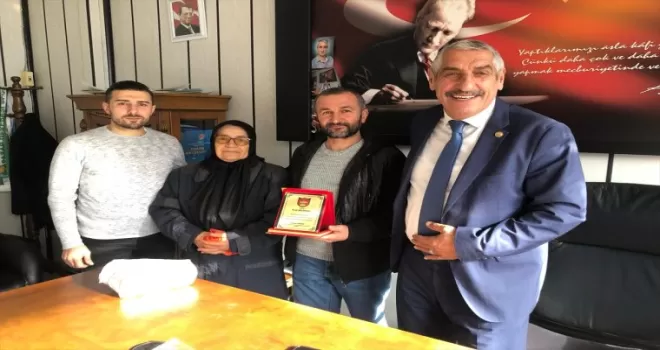 Rize’de dolmuş şoförü aracında unutulan çantayı sahibine teslim etti