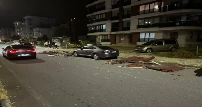Rize’de etkili olan şiddetli rüzgarda 8 evin çatısı uçtu
