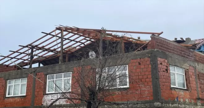 Rize’de fırtına nedeniyle oluşan dev dalgalar Karadeniz Sahil Yolu’na ulaştı