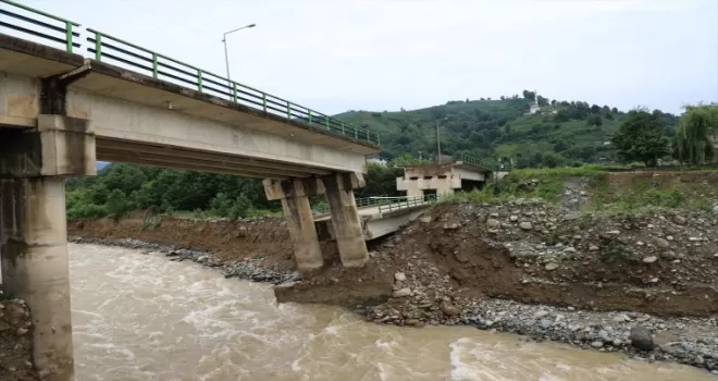 Rize’de iki köyü birbirine bağlayan köprünün bir kısmı çöktü